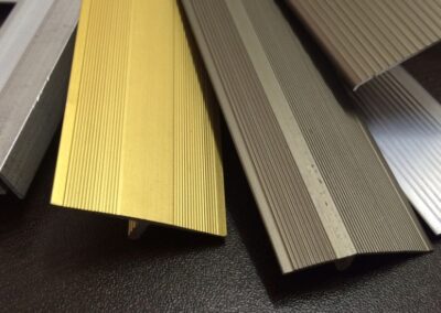 Contramarco de alumínio